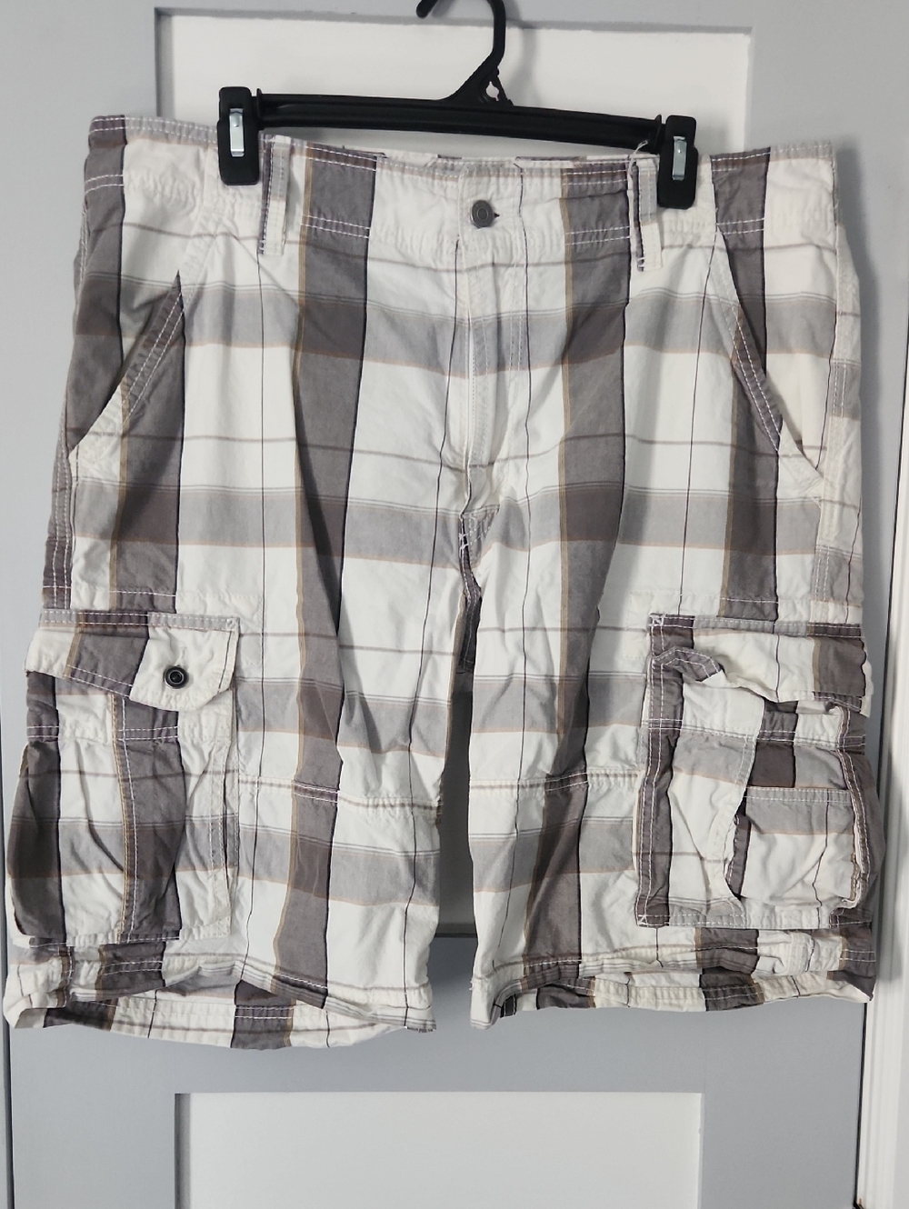 Levi's Men's White & Gray Plaid Cargo Shorts, size 38